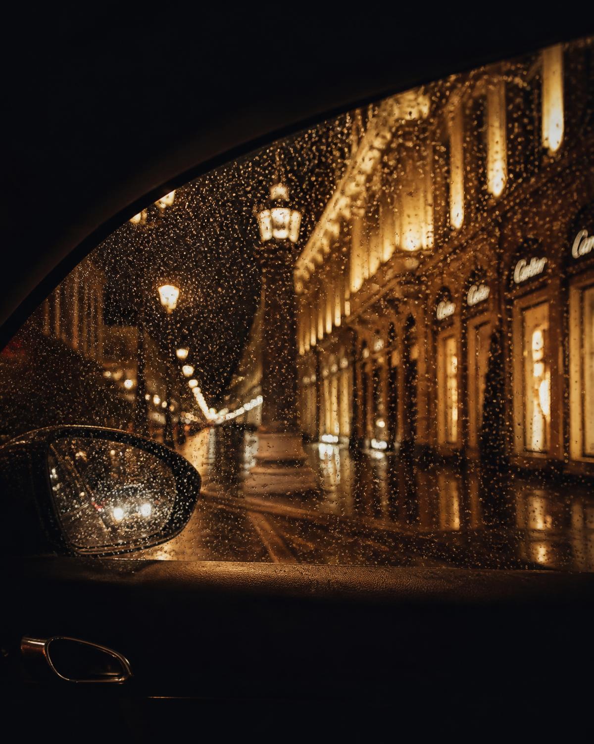 Cidade à noite com luzes douradas desfocadas